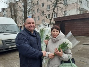 В округе № 4 прошла праздничная акция «Цветы – мамам!»