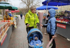 В округе № 4 прошла праздничная акция «Цветы – мамам!»