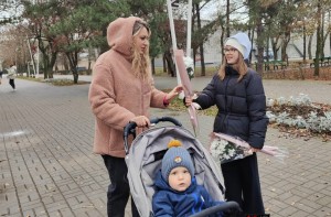 В округе № 4 прошла праздничная акция «Цветы – мамам!»