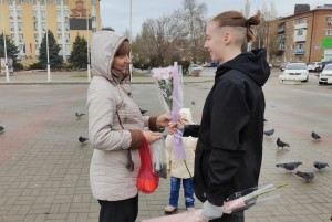 В округе № 4 прошла праздничная акция «Цветы – мамам!»