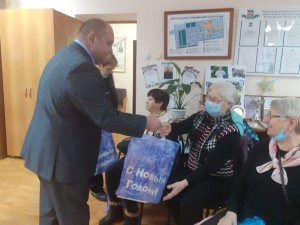 Депутат Георгий Ковалевский поздравил с Новым годом активных жителей округа № 4 Волгодонска