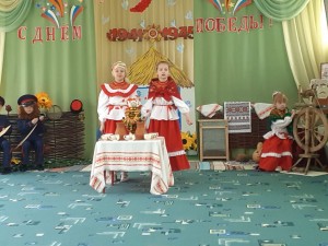 Депутат округа № 4 и детский садик «Голубые дорожки» поздравили ветеранов с наступающим 9 Мая