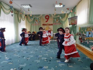 Депутат округа № 4 и детский садик «Голубые дорожки» поздравили ветеранов с наступающим 9 Мая