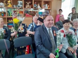 Депутат округа № 4 и детский садик «Голубые дорожки» поздравили ветеранов с наступающим 9 Мая