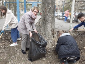  В округе № 4 депутат, жители и школьники навели порядок на детской и спортивной площадках