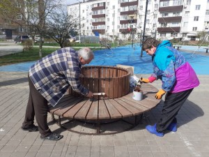 В округе № 4 жители провели субботник и покрасили лавочки в «Комфортном дворе»