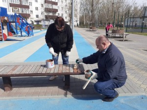 В округе № 4 жители провели субботник и покрасили лавочки в «Комфортном дворе»