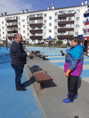 В округе № 4 жители провели субботник и покрасили лавочки в «Комфортном дворе»