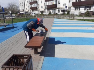 В округе № 4 жители провели субботник и покрасили лавочки в «Комфортном дворе»