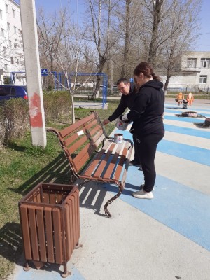 В округе № 4 жители провели субботник и покрасили лавочки в «Комфортном дворе»