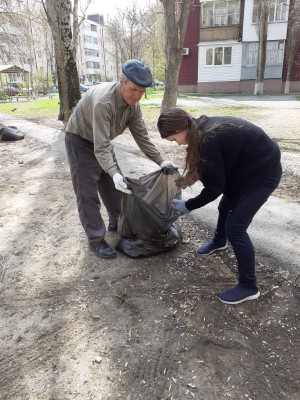  В округе № 4 депутат, жители и школьники навели порядок на детской и спортивной площадках