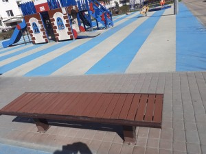 В округе № 4 жители провели субботник и покрасили лавочки в «Комфортном дворе»