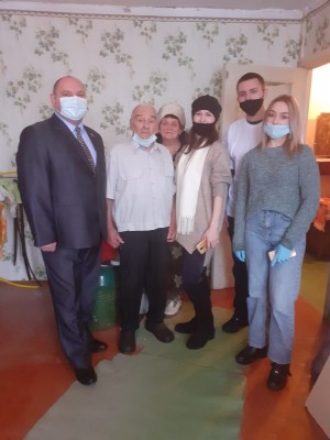 В Волгодонске депутат округа № 4 Георгий Ковалевский поздравил ветерана с наступающим Новым годом