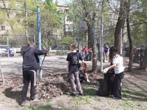 На спортивной площадке округа № 4 депутат и жители провели субботник