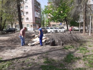 На спортивной площадке округа № 4 депутат и жители провели субботник