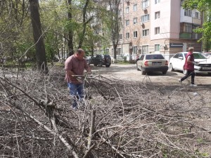 На спортивной площадке округа № 4 депутат и жители провели субботник