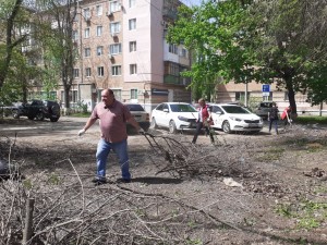 На спортивной площадке округа № 4 депутат и жители провели субботник