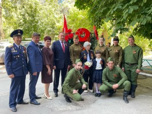 В 8 округе участников Великой Отечественной войны поздравили концертами возле их домов