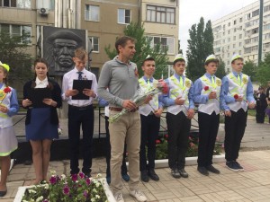 Возложение цветов к памятнику "Слава героям"  в округе №14