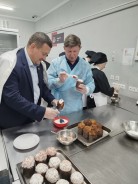 Из Волгодонска, с любовью: 800 пасхальных куличей испекли студенты – кулинары для защитников Родины 