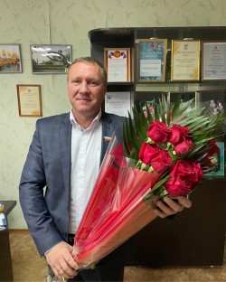 Депутат Сергей Асташкин поздравил с первым весенним праздником- 8 марта всех педагогов МБОУ СШ N5 и МБОУ СШ «Центр образования»