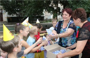 В 18-м микрорайоне отметили сразу два праздничных события