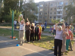 "Весёлыми  стартами" для пожилых людей отметили Международный день пожилого человека в микрорайоне №15