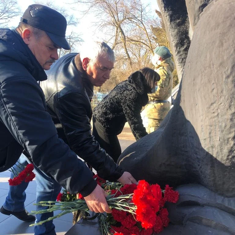 Митинг у "Скорбящей матери" 